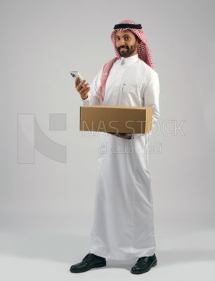 Gulf man holding a  cardboard box