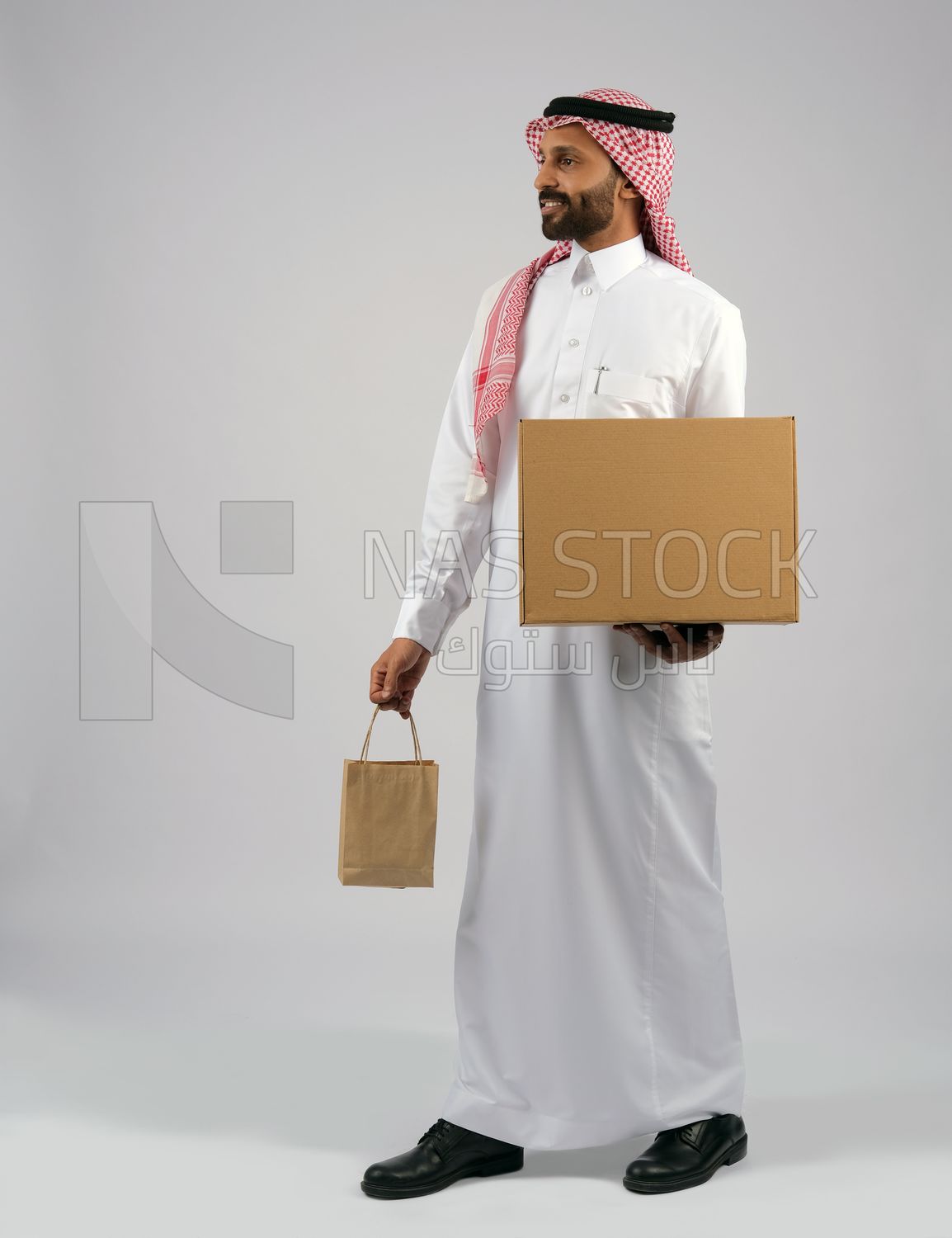 Gulf man holding a  cardboard box