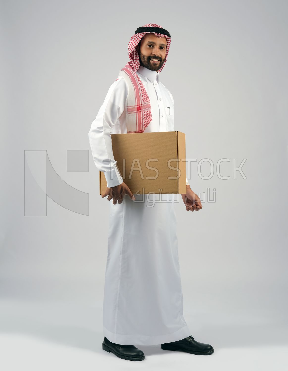 Gulf man holding a  cardboard box