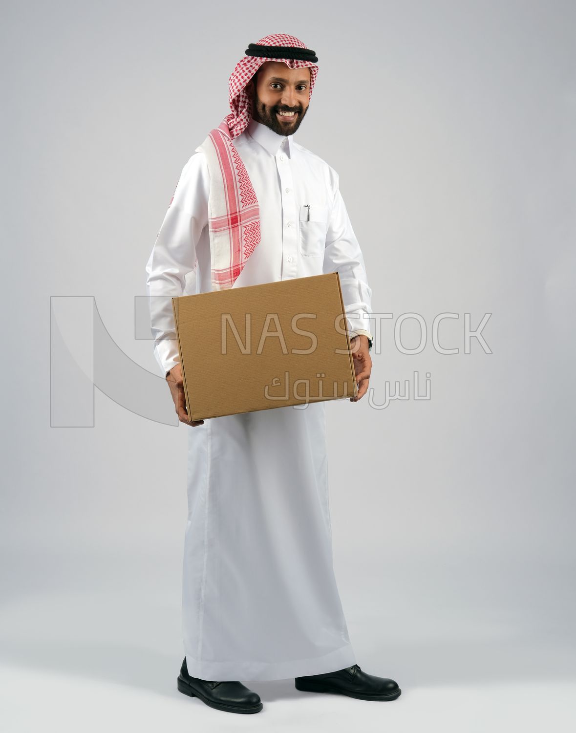 Gulf man holding a  cardboard box