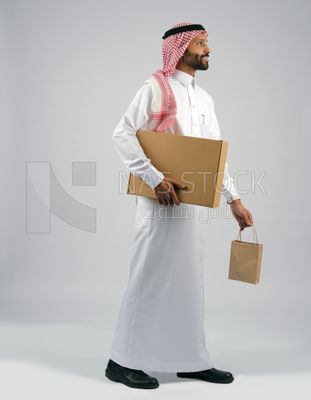Gulf man holding a  cardboard box