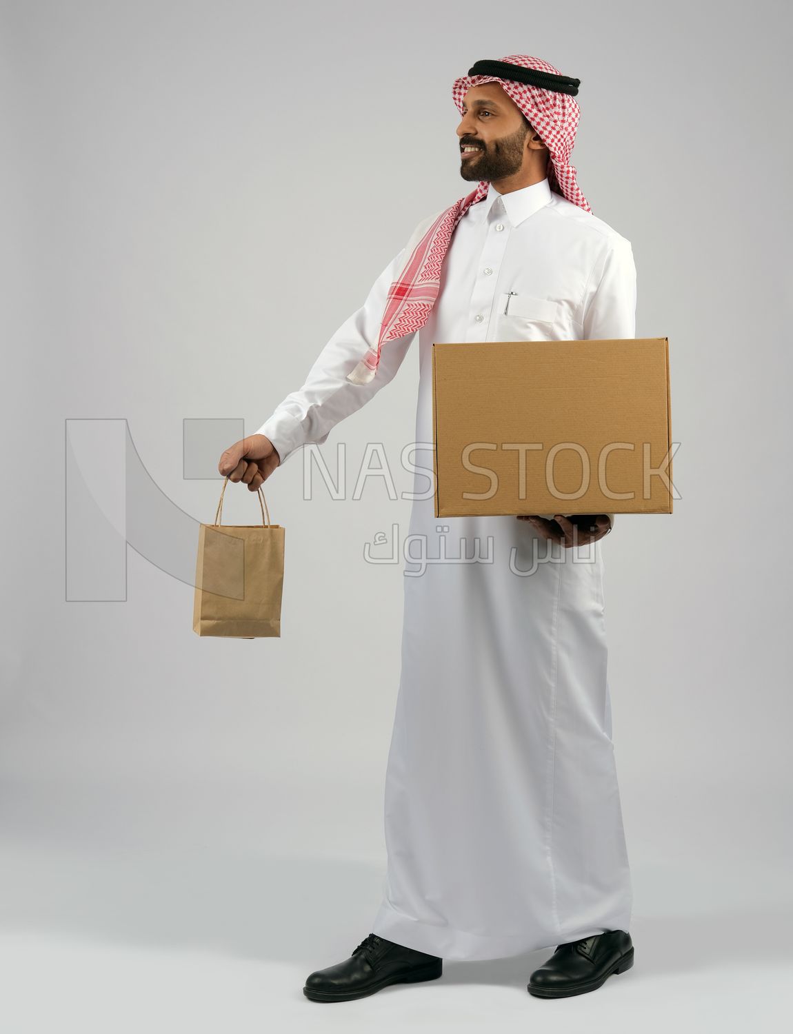Gulf man holding a  cardboard box