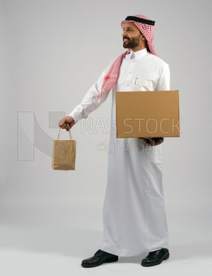 Gulf man holding a  cardboard box