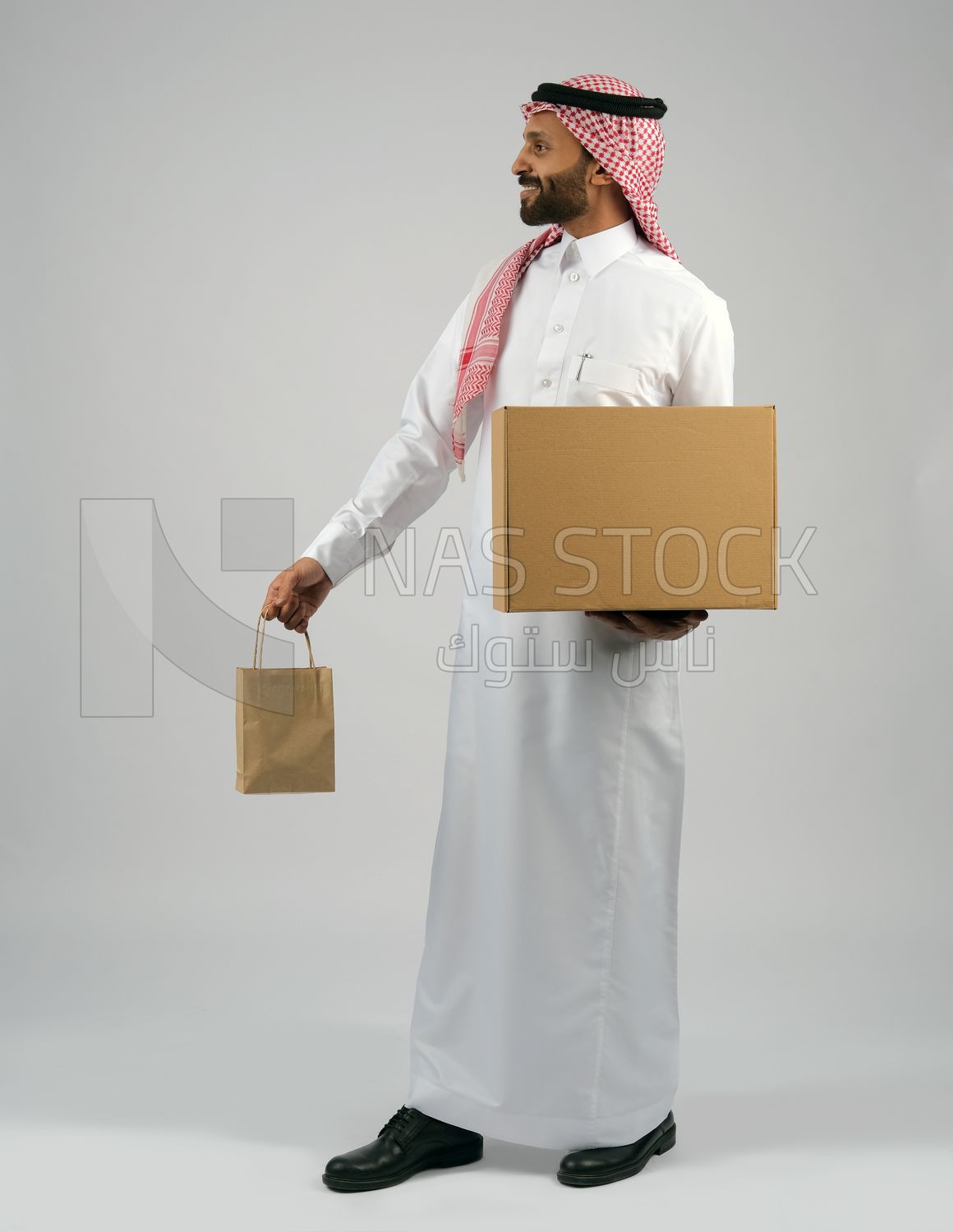 Gulf man holding a  cardboard box