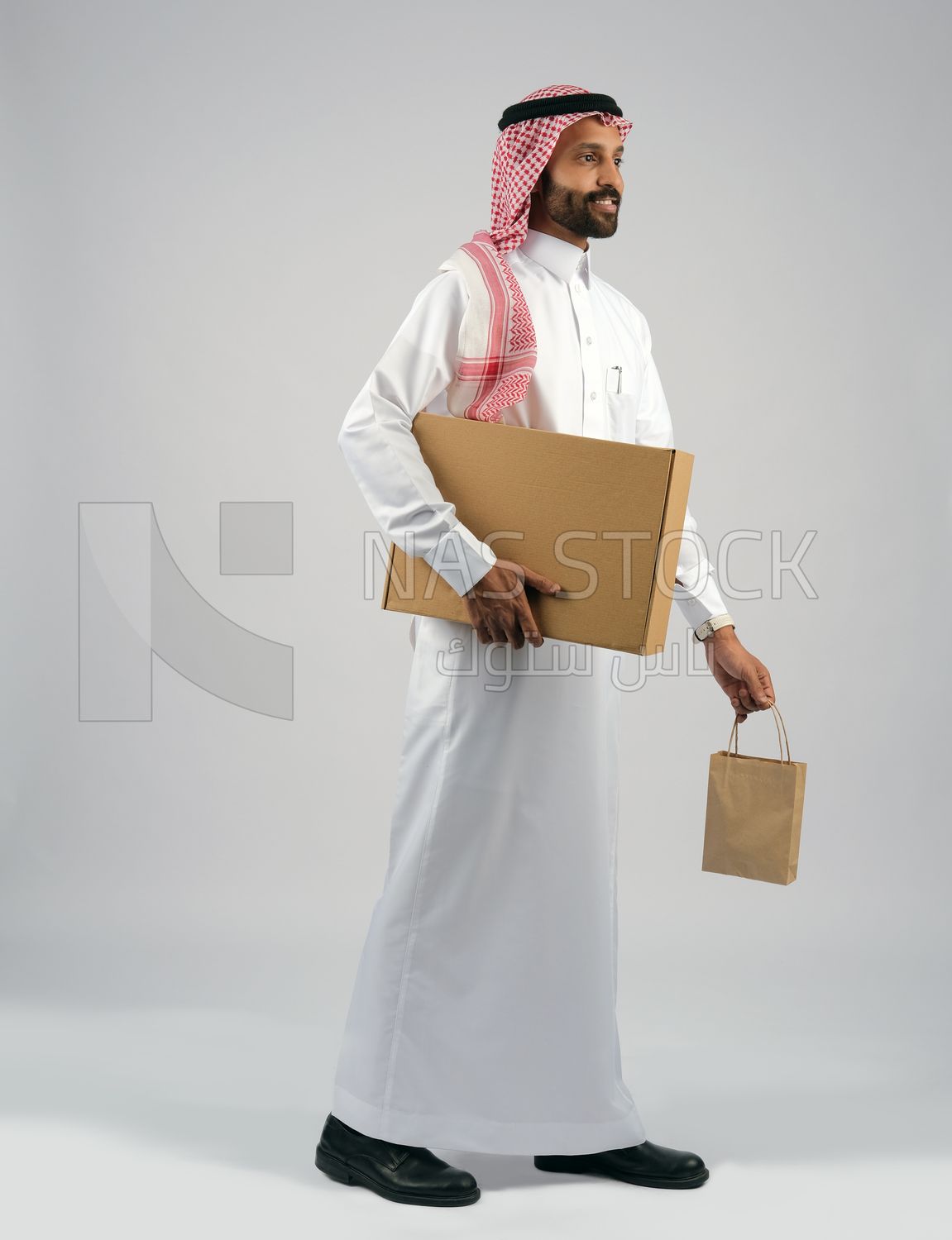 Gulf man holding a  cardboard box
