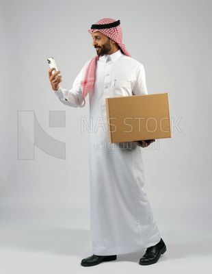 Gulf man holding a  cardboard box