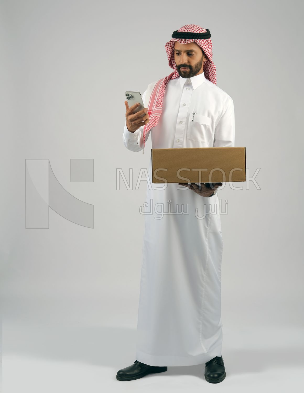 Gulf man holding a  cardboard box