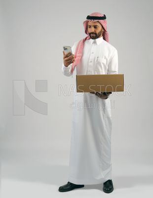 Gulf man holding a  cardboard box