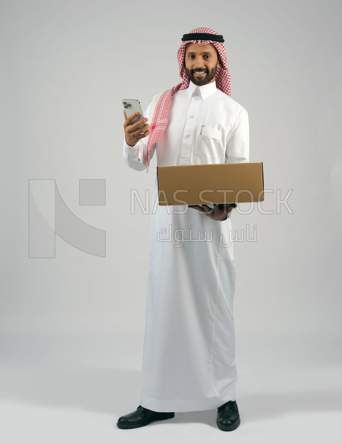Gulf man holding a  cardboard box