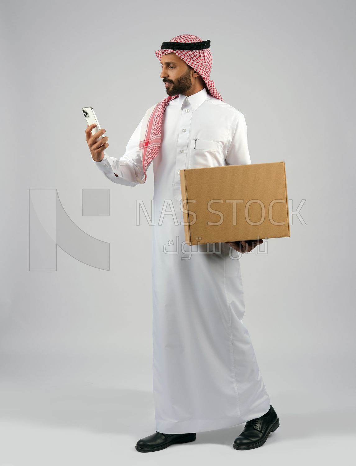 Gulf man holding a  cardboard box