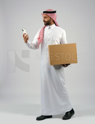 Gulf man holding a  cardboard box
