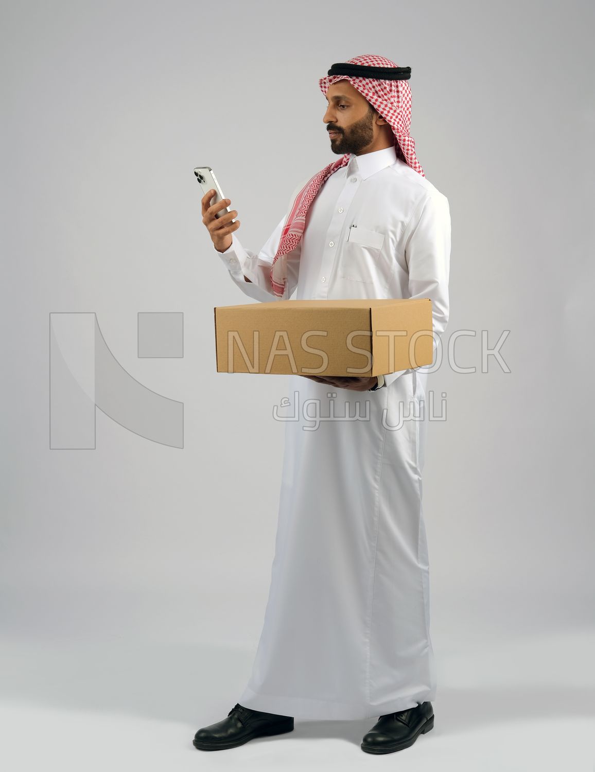 Gulf man holding a  cardboard box