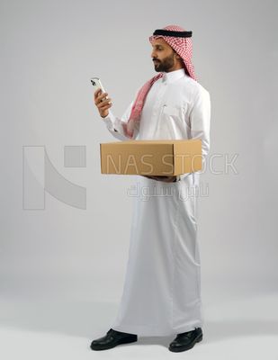 Gulf man holding a  cardboard box