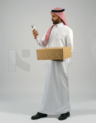 Gulf man holding a  cardboard box