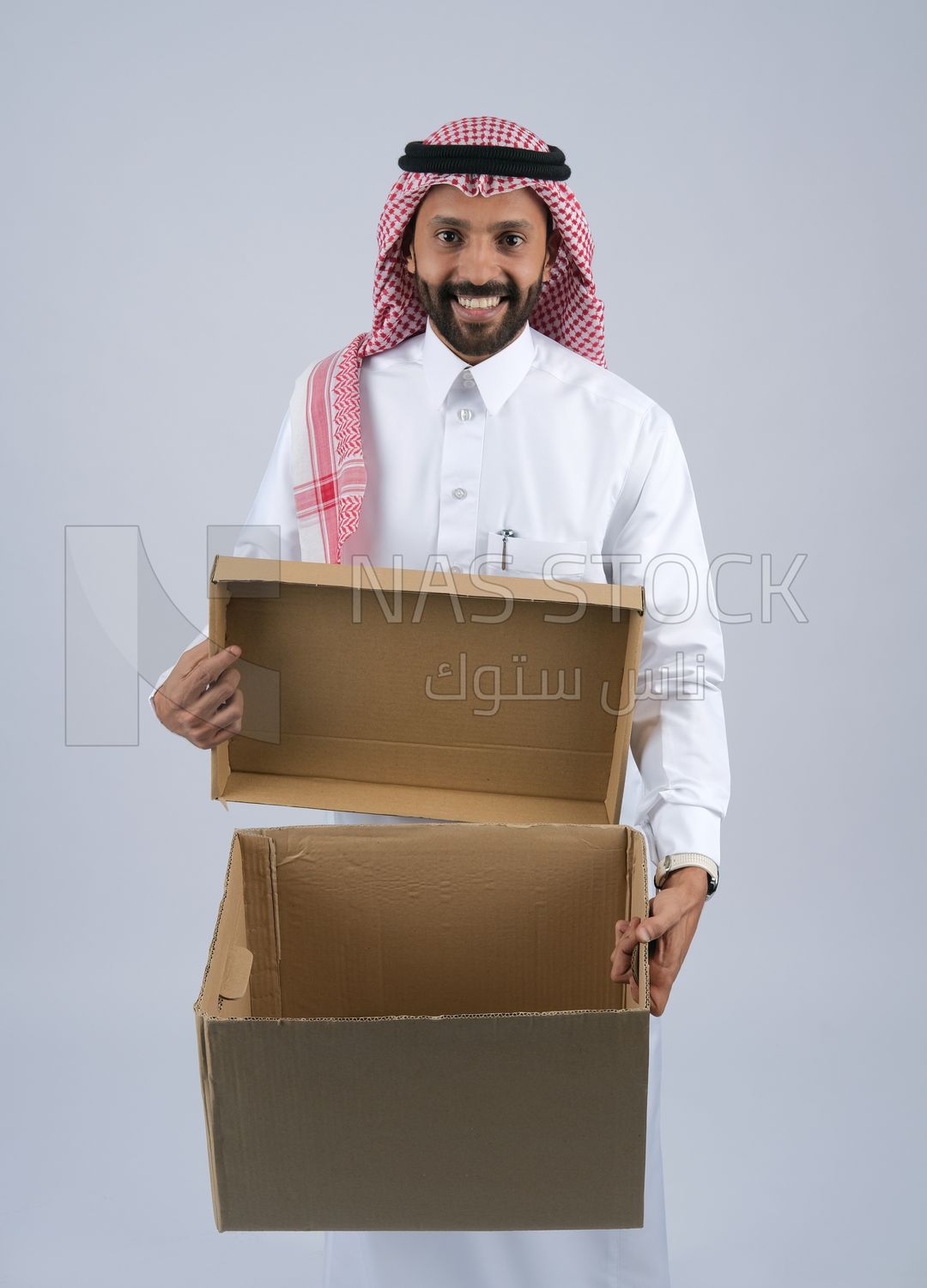 Gulf man holding a Cardboard box