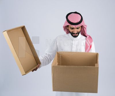 Gulf man holding a Cardboard box