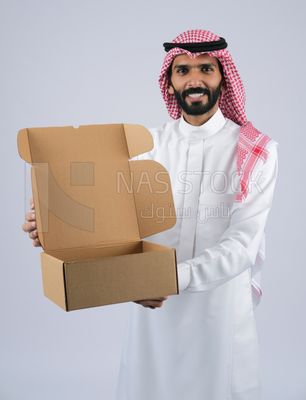 Gulf man holding a Cardboard box