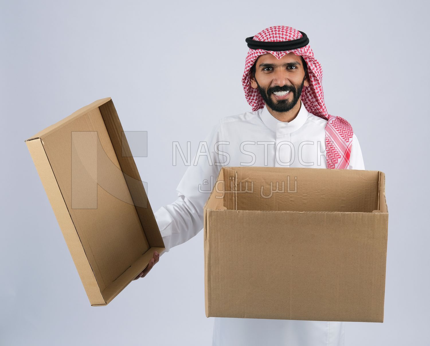Gulf man holding a Cardboard box