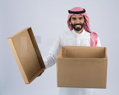 Gulf man holding a Cardboard box