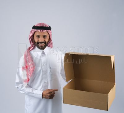 Gulf man holding a Cardboard box