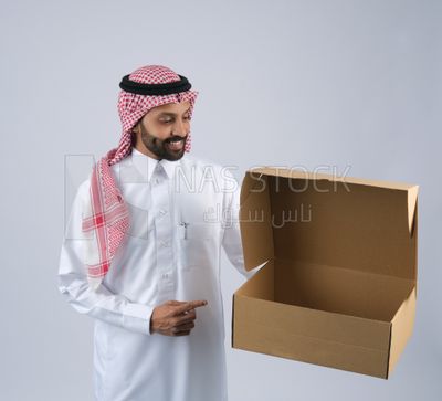 Gulf man holding a Cardboard box
