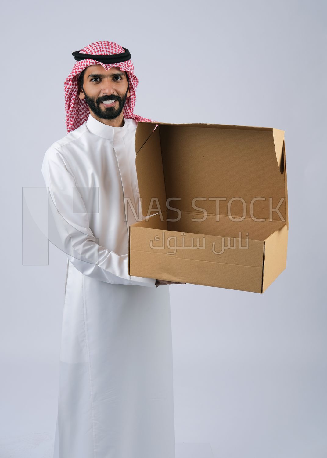 Gulf man holding a Cardboard box