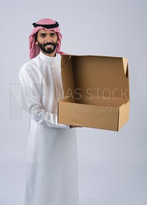 Gulf man holding a Cardboard box