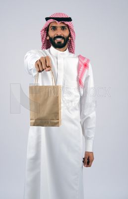 Gulf man holding a Paper bag