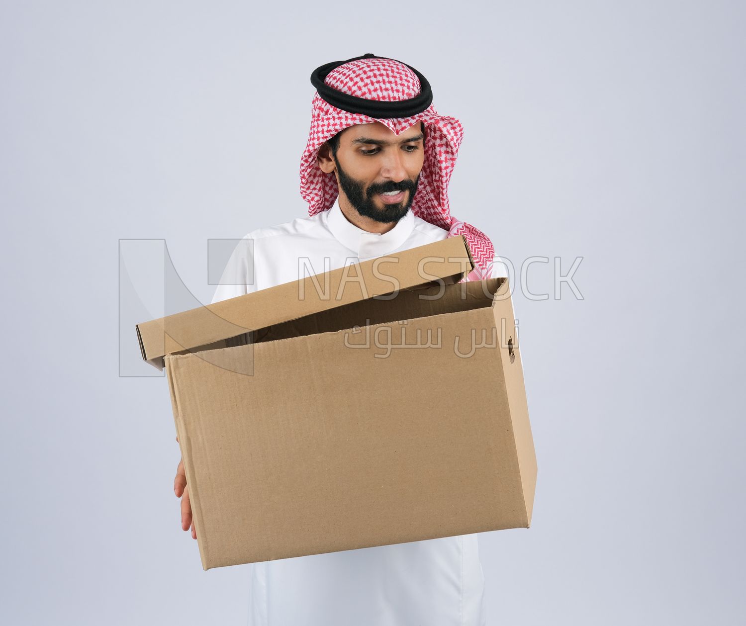 Gulf man holding a Cardboard box