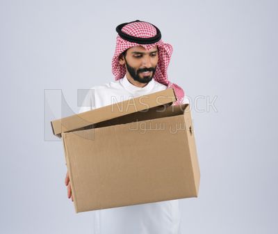 Gulf man holding a Cardboard box