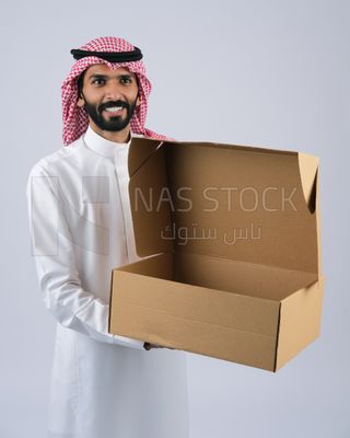 Gulf man holding a Cardboard box