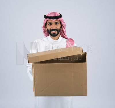 Gulf man holding a Cardboard box