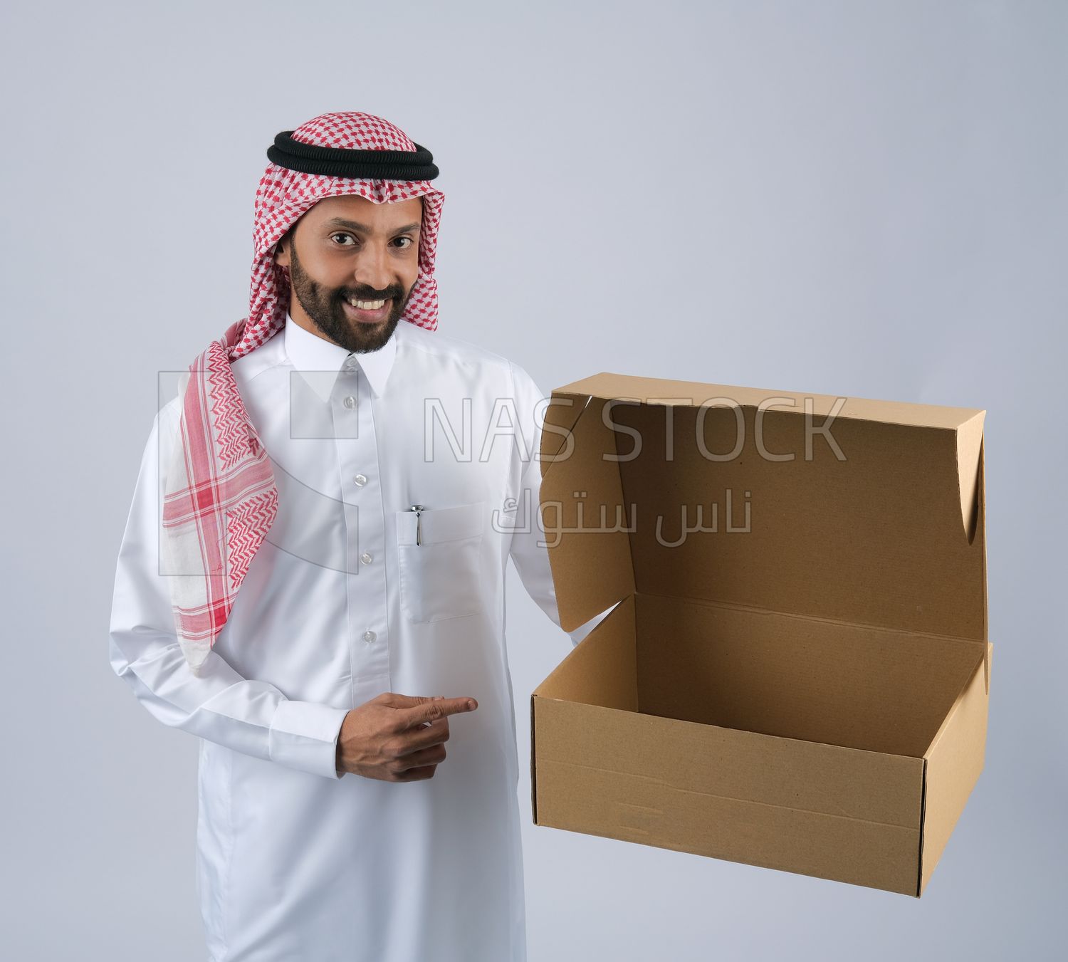 Gulf man holding a Cardboard box