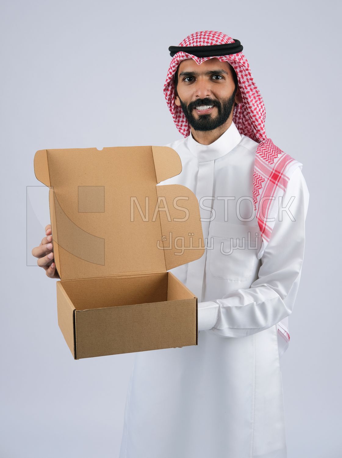 Gulf man holding a Cardboard box