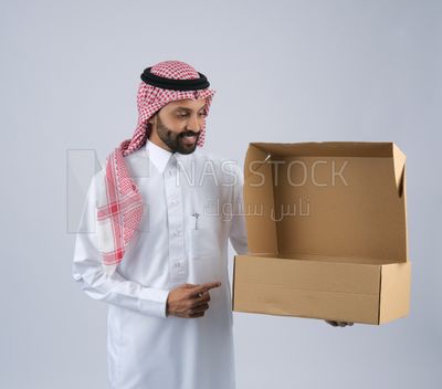 Gulf man holding a Cardboard box