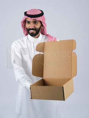 Gulf man holding a Cardboard box