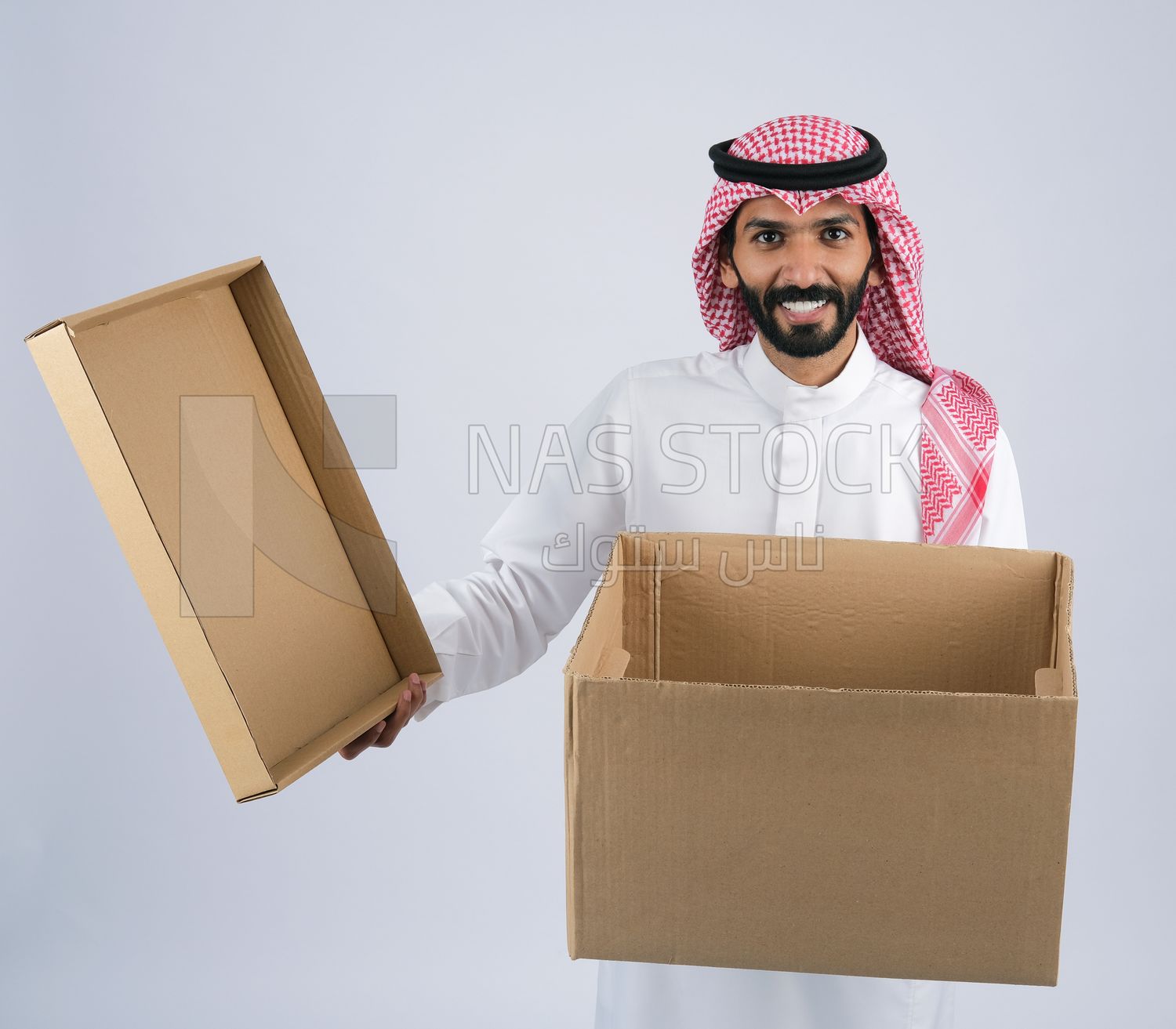 Gulf man holding a Cardboard box