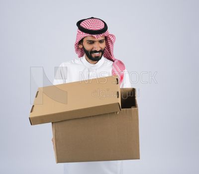 Gulf man holding a Cardboard box