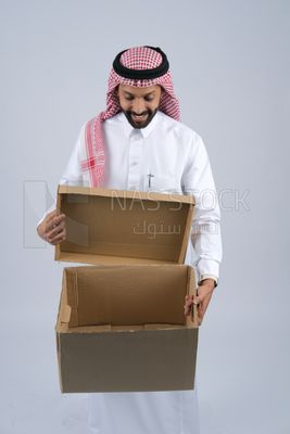 Gulf man holding a Cardboard box