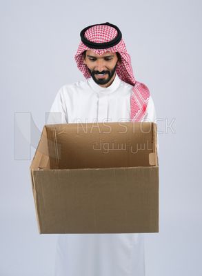 Gulf man holding a Cardboard box