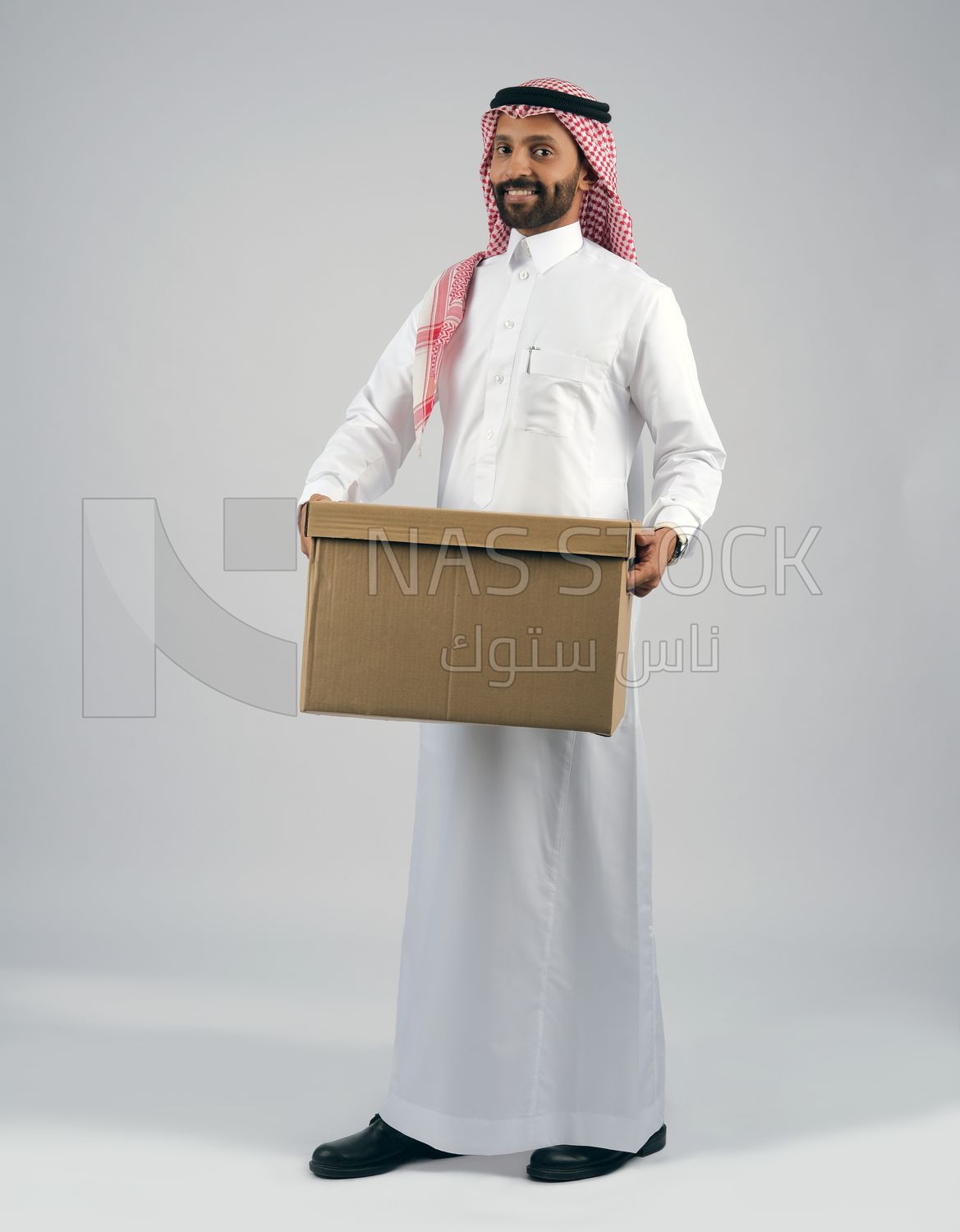 Gulf man holding a Cardboard box