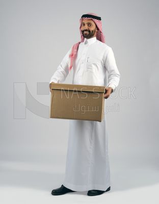 Gulf man holding a Cardboard box