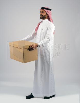 Gulf man holding a Cardboard box