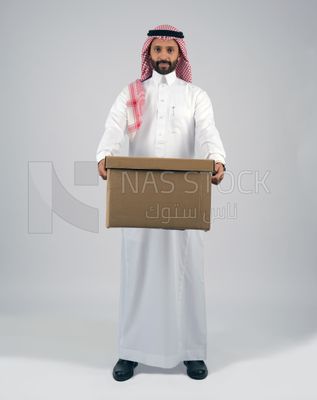 Gulf man holding a Cardboard box