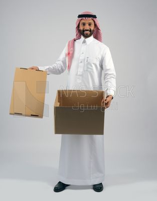 Gulf man holding a Cardboard box