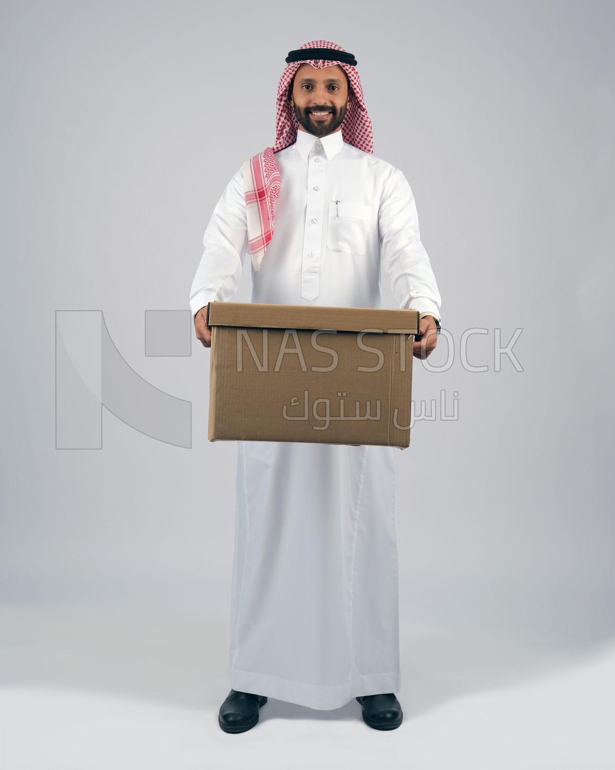 Gulf man holding a Cardboard box