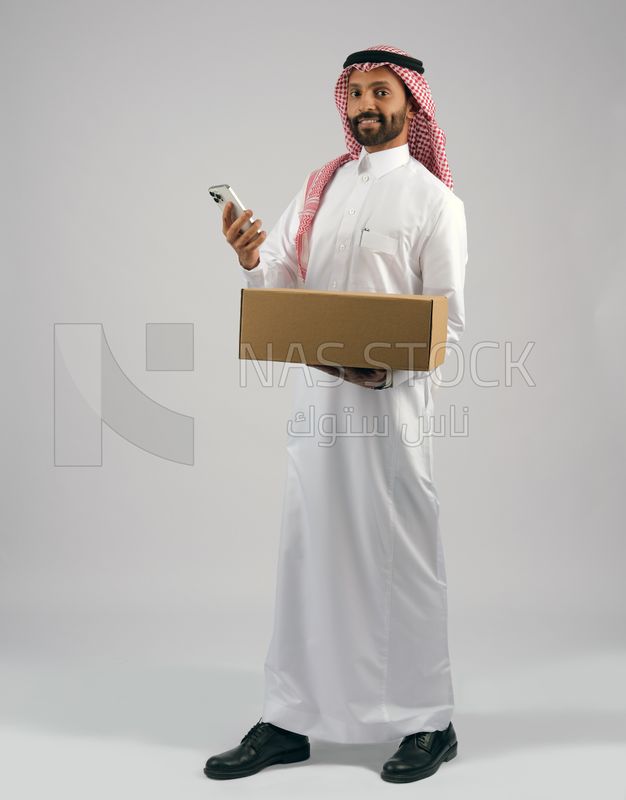 Gulf man holding a Cardboard box