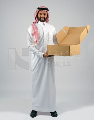 Gulf man holding a Cardboard box