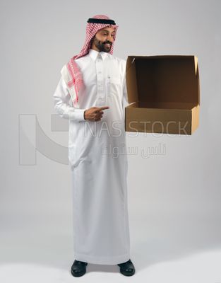 Gulf man holding a Cardboard box