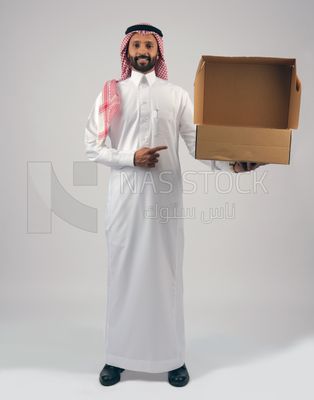 Gulf man holding a Cardboard box